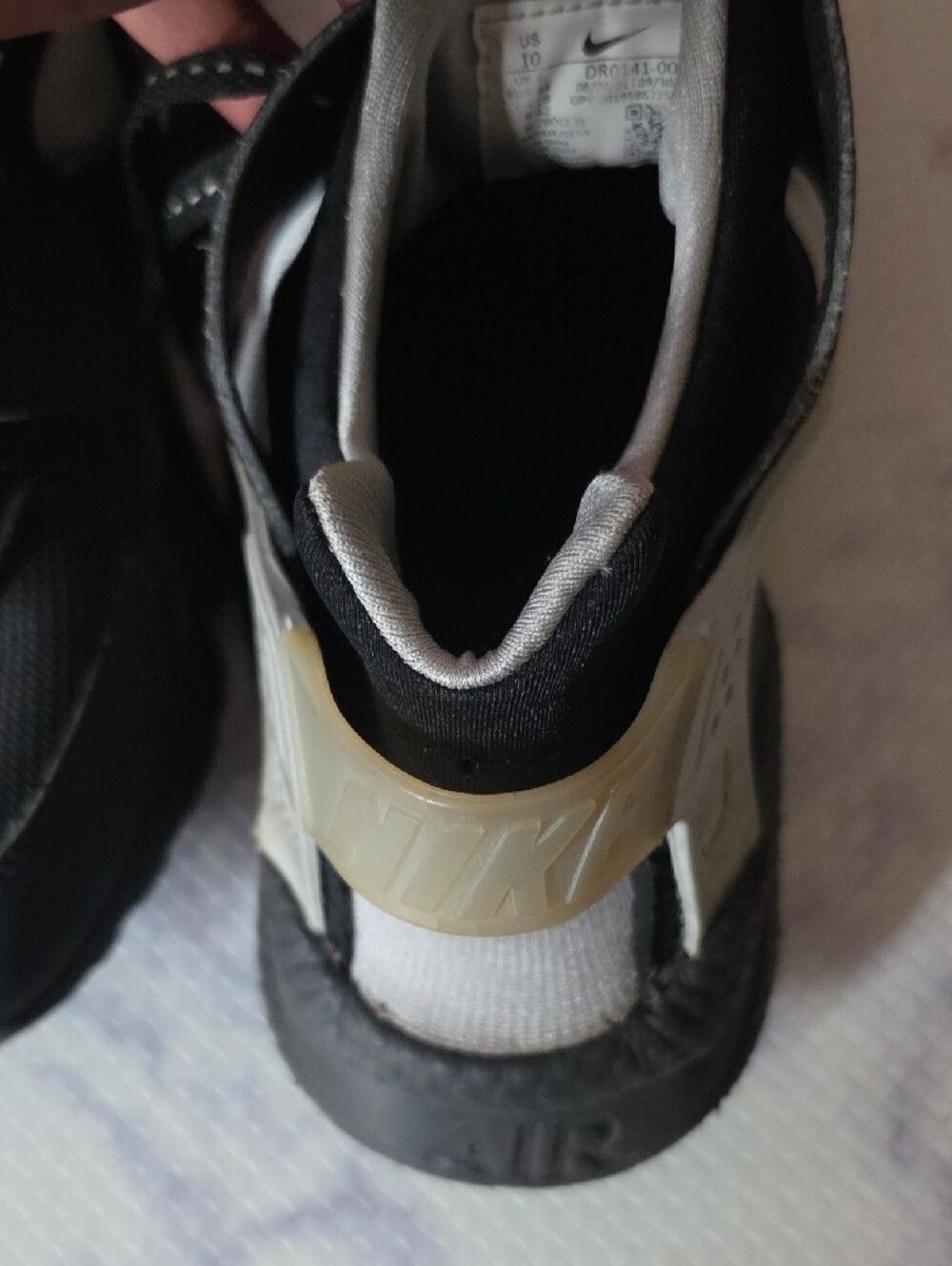 Nike Men's Black Sneakers with Grey Green Logo - Picture 2 of 4